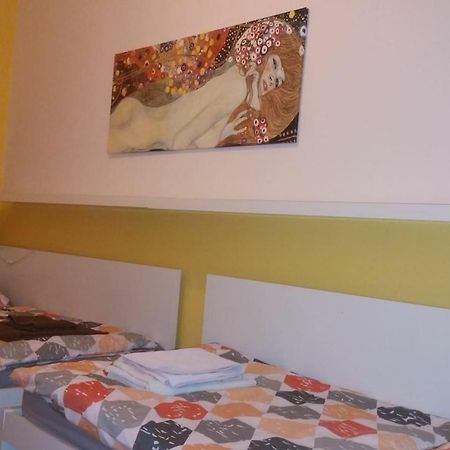 Geraeumige Zentrumsnahe Altbauwohnung Vienna Luaran gambar