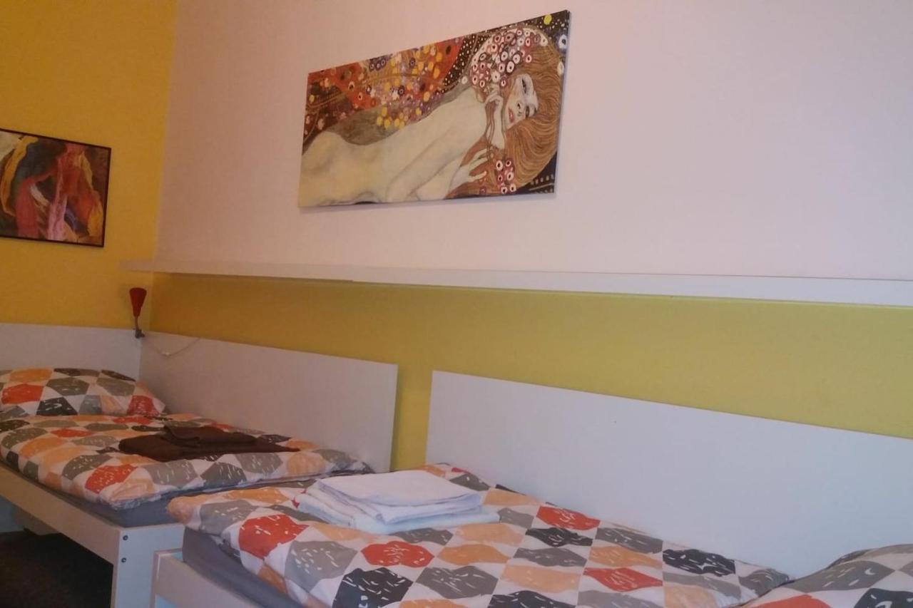 Geraeumige Zentrumsnahe Altbauwohnung Vienna Luaran gambar