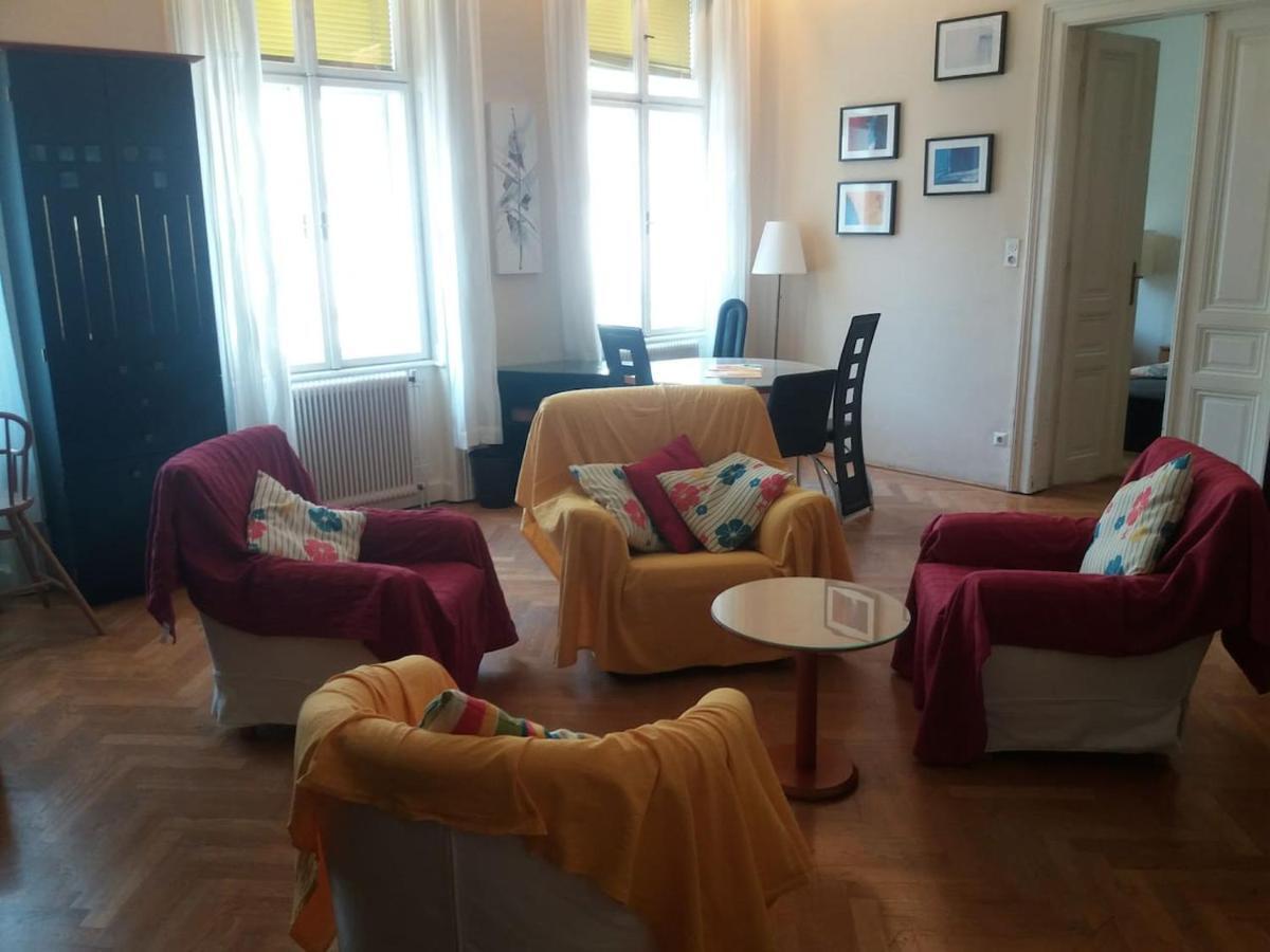 Geraeumige Zentrumsnahe Altbauwohnung Vienna Luaran gambar