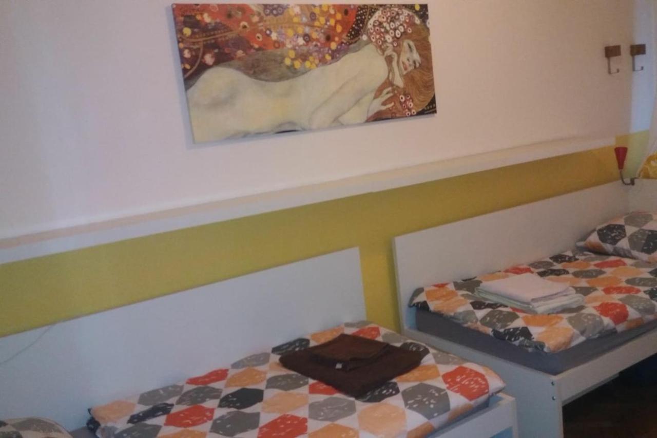 Geraeumige Zentrumsnahe Altbauwohnung Vienna Luaran gambar