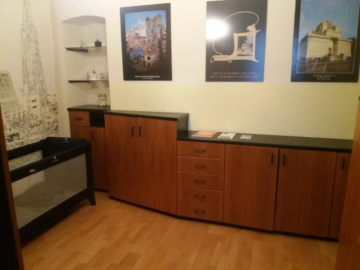 Geraeumige Zentrumsnahe Altbauwohnung Vienna Luaran gambar